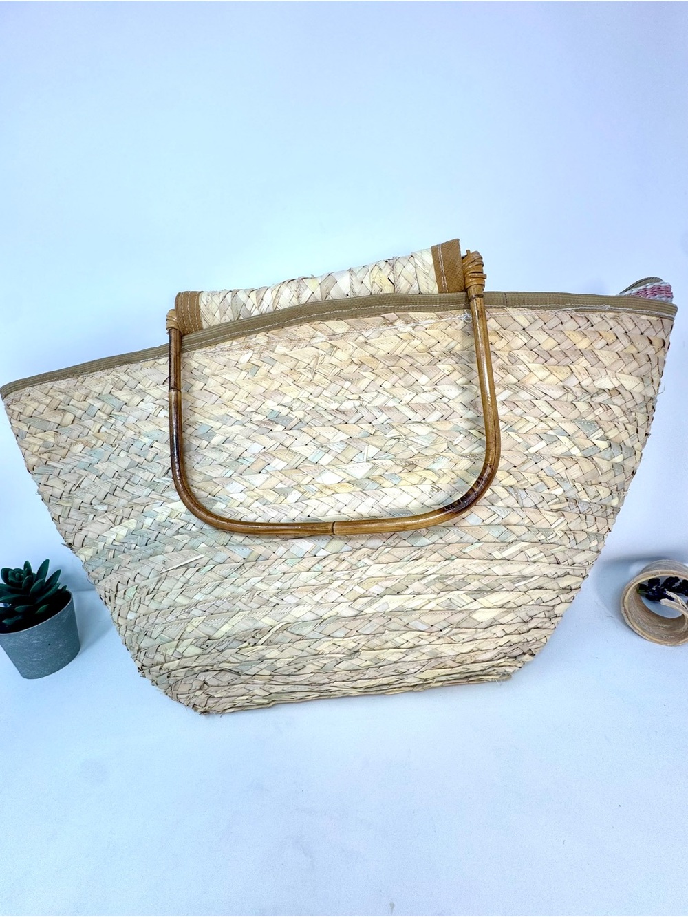 Vintage Handwoven Straw Market Tote with Bamboo Handles – Excellent Condition